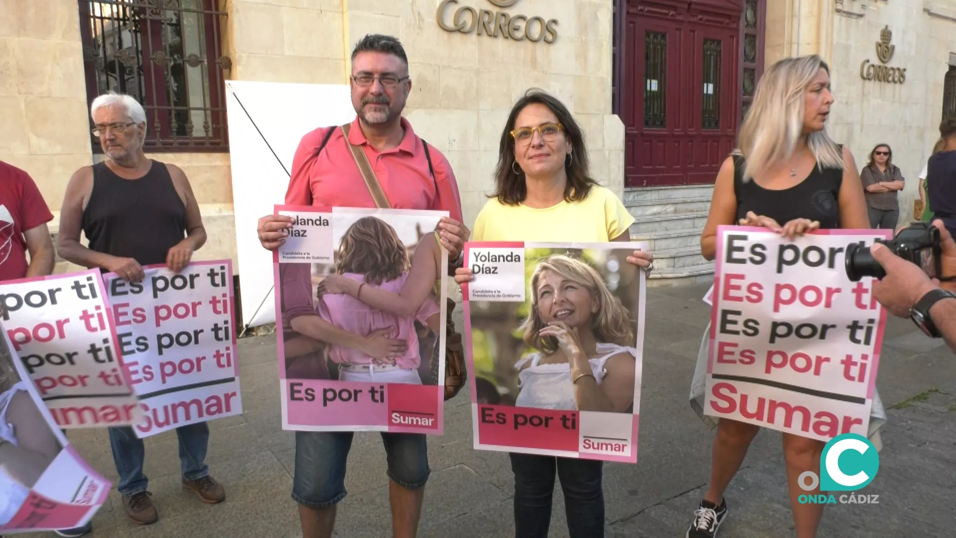 La cabeza de listo de Sumar Cádiz, Esther Gil,  con otros miembros de su candidatura 