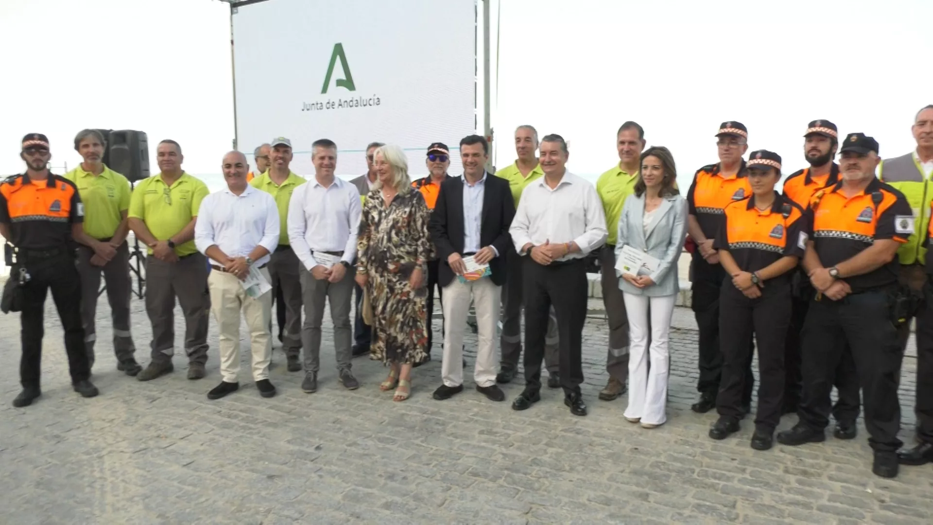 Foto de familia tras la presentación de las actualizaciones del Catálogo de playas de Andalucía.