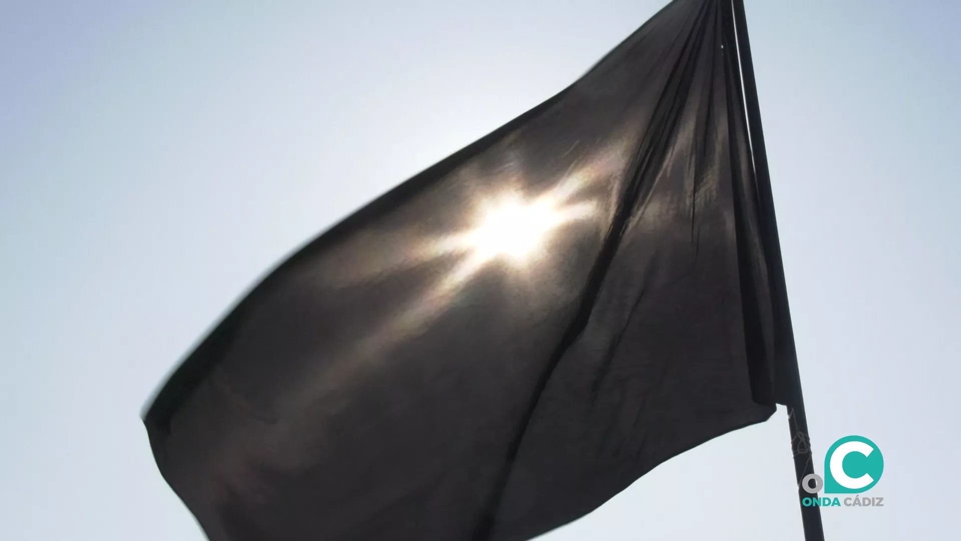 La bandera negra ondea desde este sábado en la playa de Cortadura.