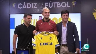 Gonzalo Escalante posa con la nueva indumentaria del Cádiz CF