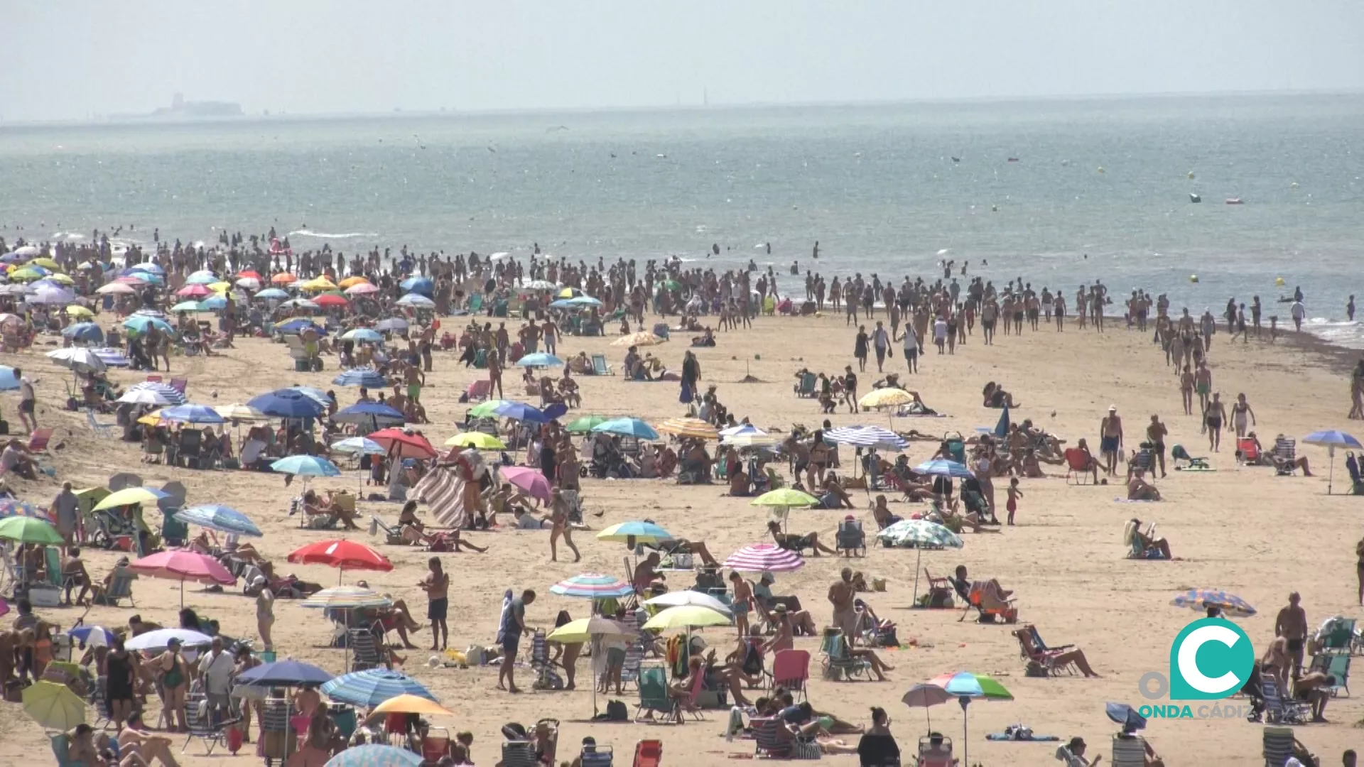 Gaditanos y visitantes disfrutando de las playas gaditanas.