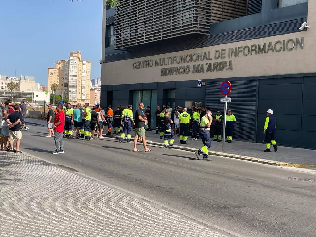 Operarios se concentran a las puertas de la CEC