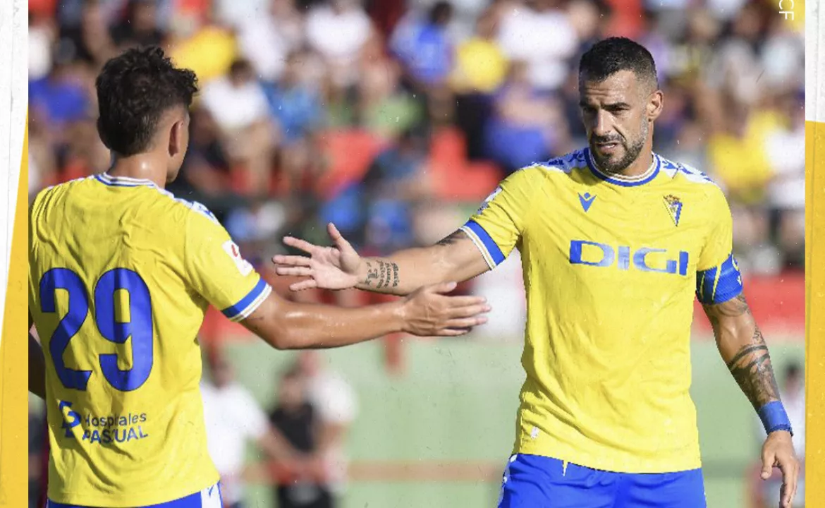 Negredo celebra uno de los tantos (Foto: Cádiz CF)