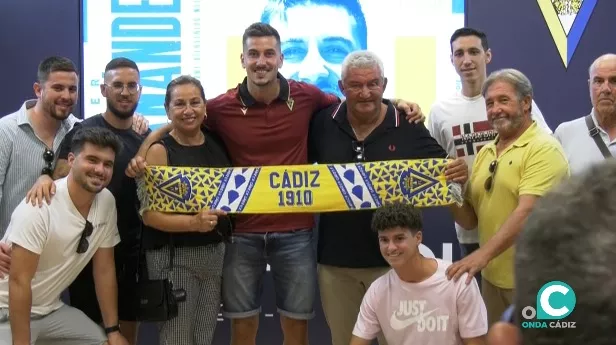 Javi Hernández arropado por sus familiares y amigos en el acto de presentación