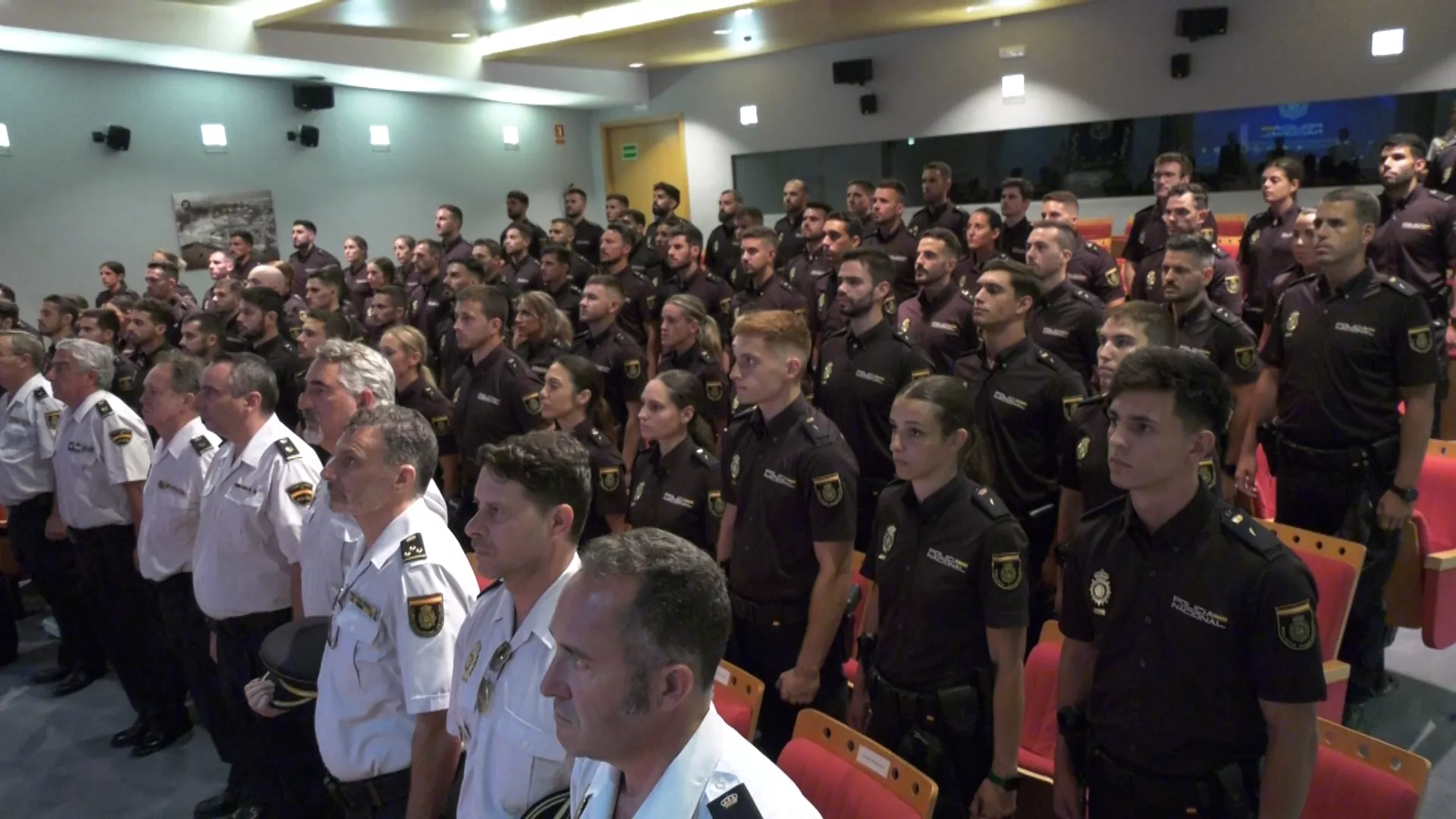 Agentes de policía nacional en el acto de bienvenida