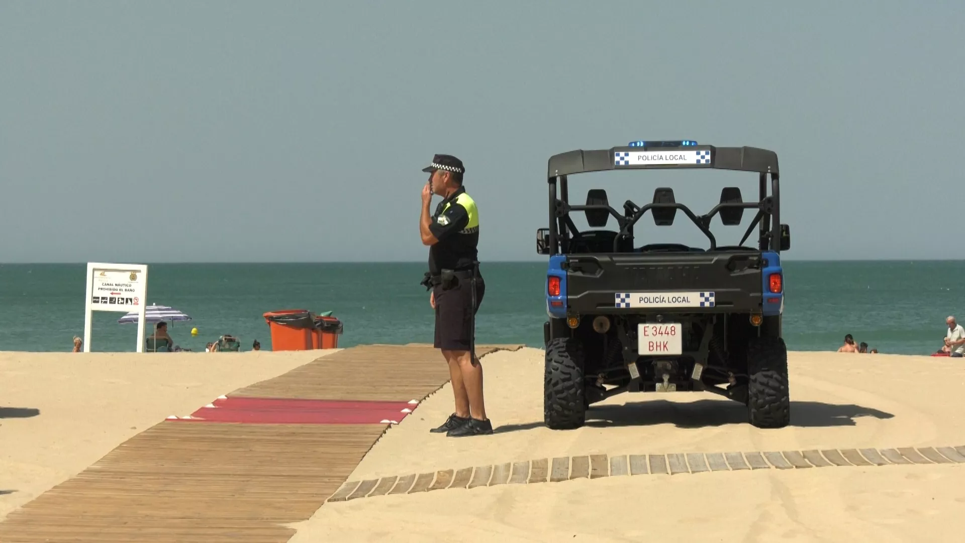 Policía en la playa Victoria 