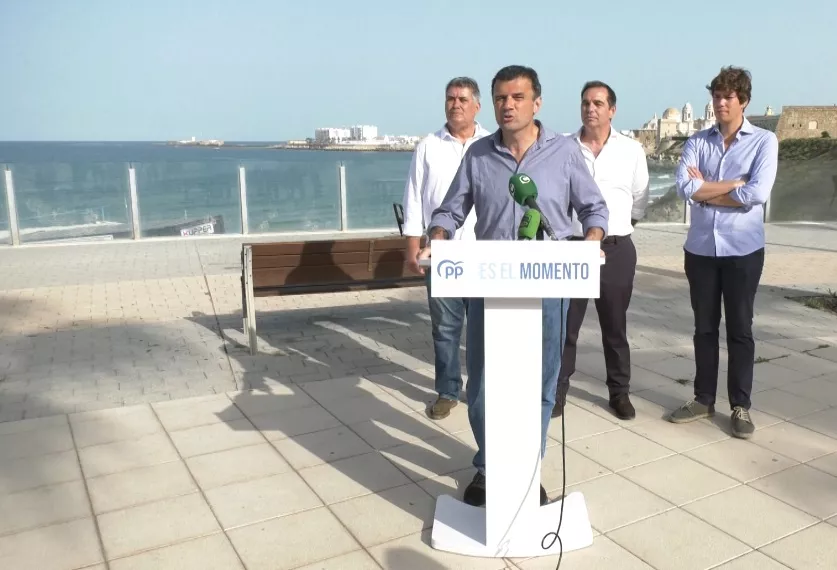 El encuentro con los medios se ha producido en la plaza de la Estrella en Santa María del Mar. El PP de Cádiz considera como "atípica" la campaña electoral.