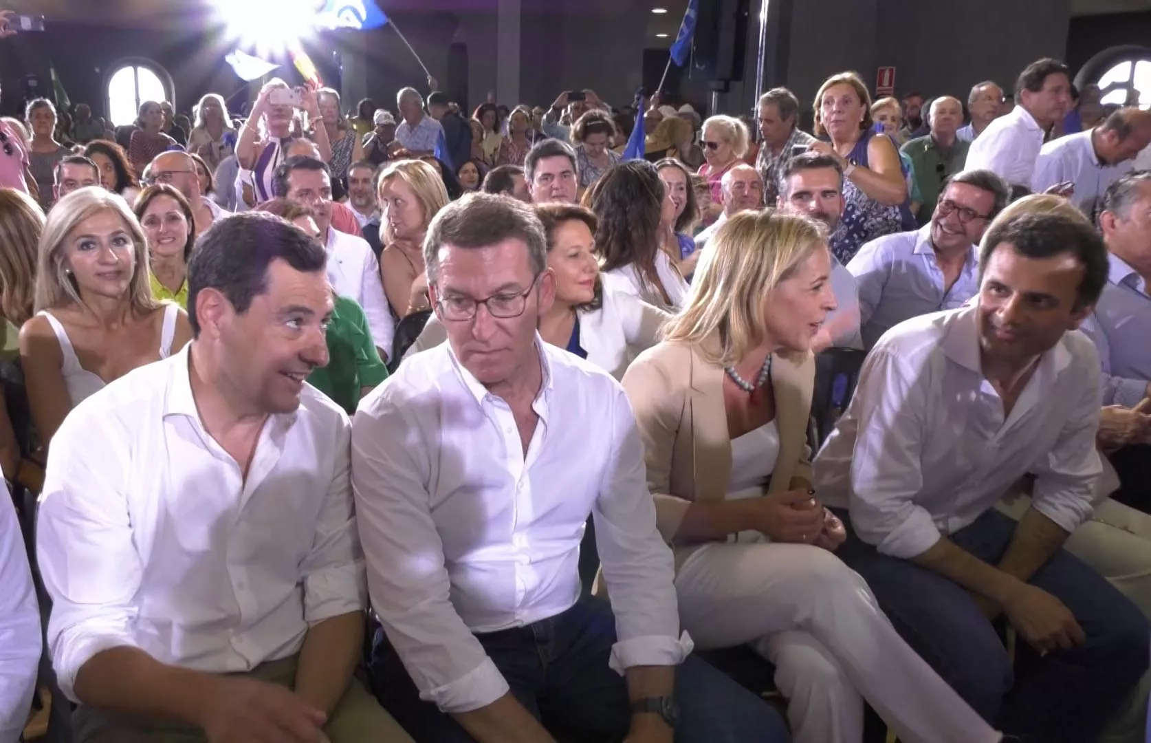 El presidente de la Junta, el candidato popular Núñez Feijóo, la secretaria y el presidente  provincial del PP-Cádiz, durante el mitin celebrado en el Palacio de Congresos