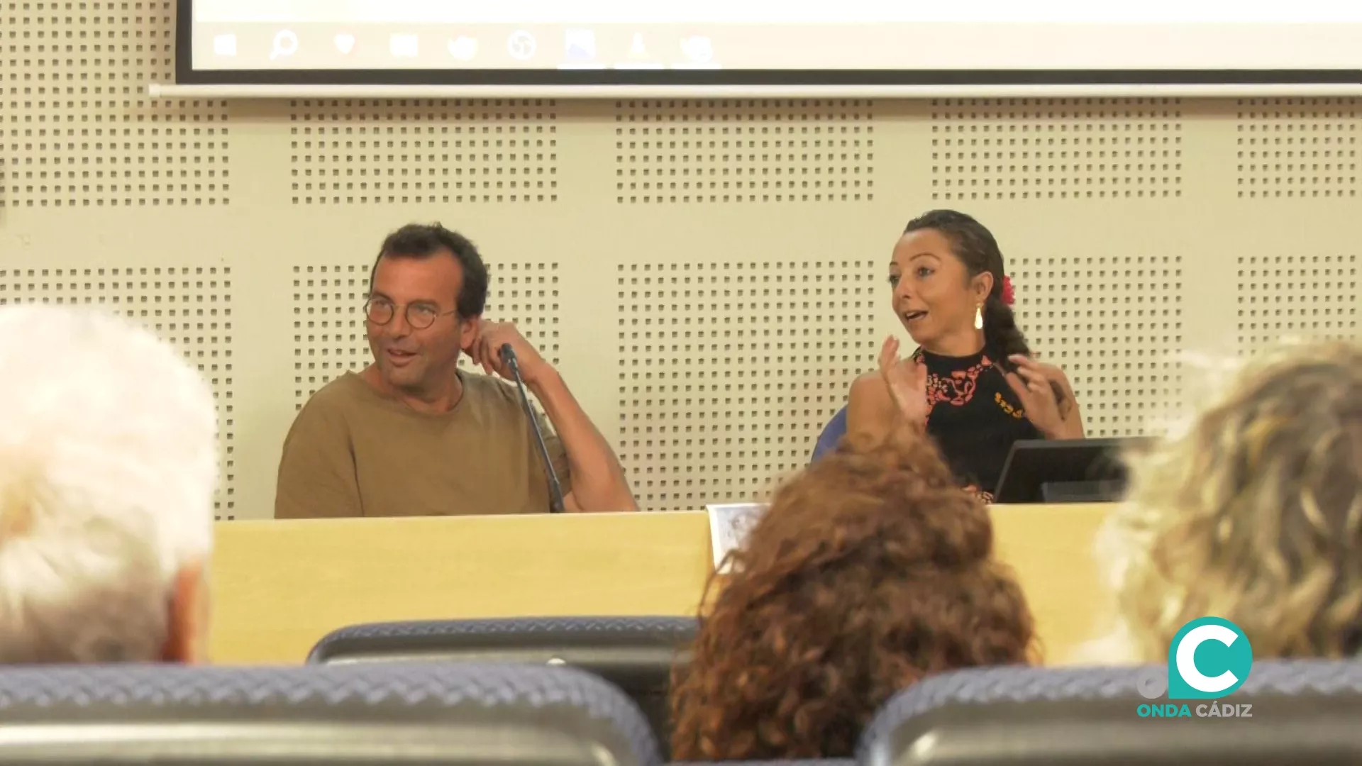 Rosario Toledo y Javier Galiana durante la conferencia en La Bomba 