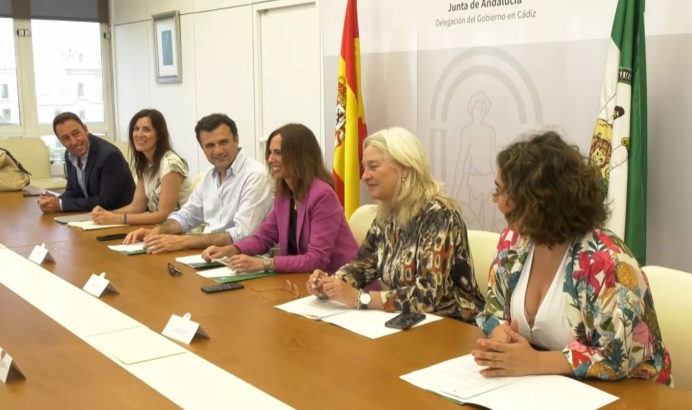 Imagen de la reuinión Junta-Ayuntamiento de Cádiz, presidida por la consejera de Fomento y Vivienda y el alcalde de Cádiz 