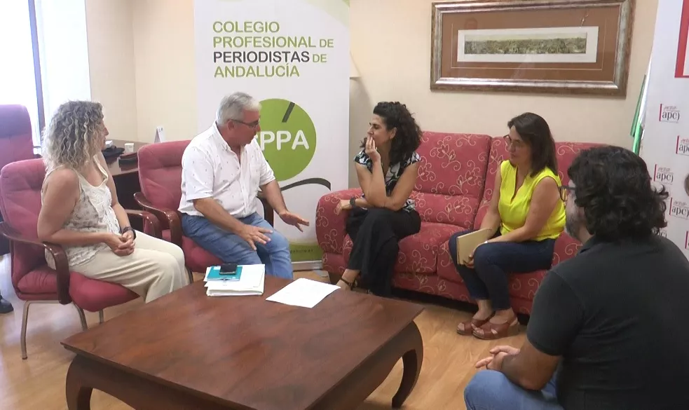 Sumar Cádiz se reúne con los periodistas de la provincia para escuchar sus reclamaciones.