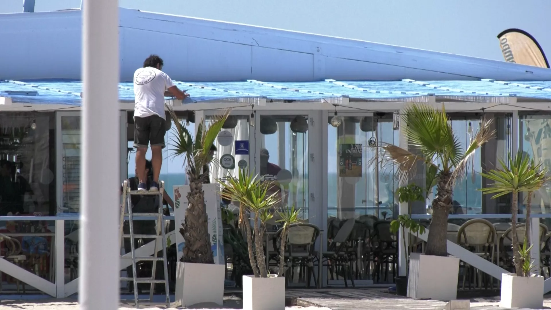 Trabajador en un chiringuito de playa 