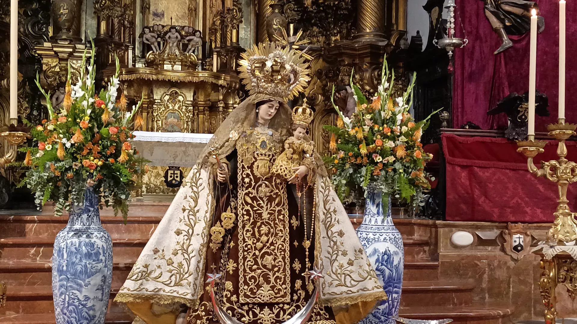 La Virgen del Rocío regresa a su camarín