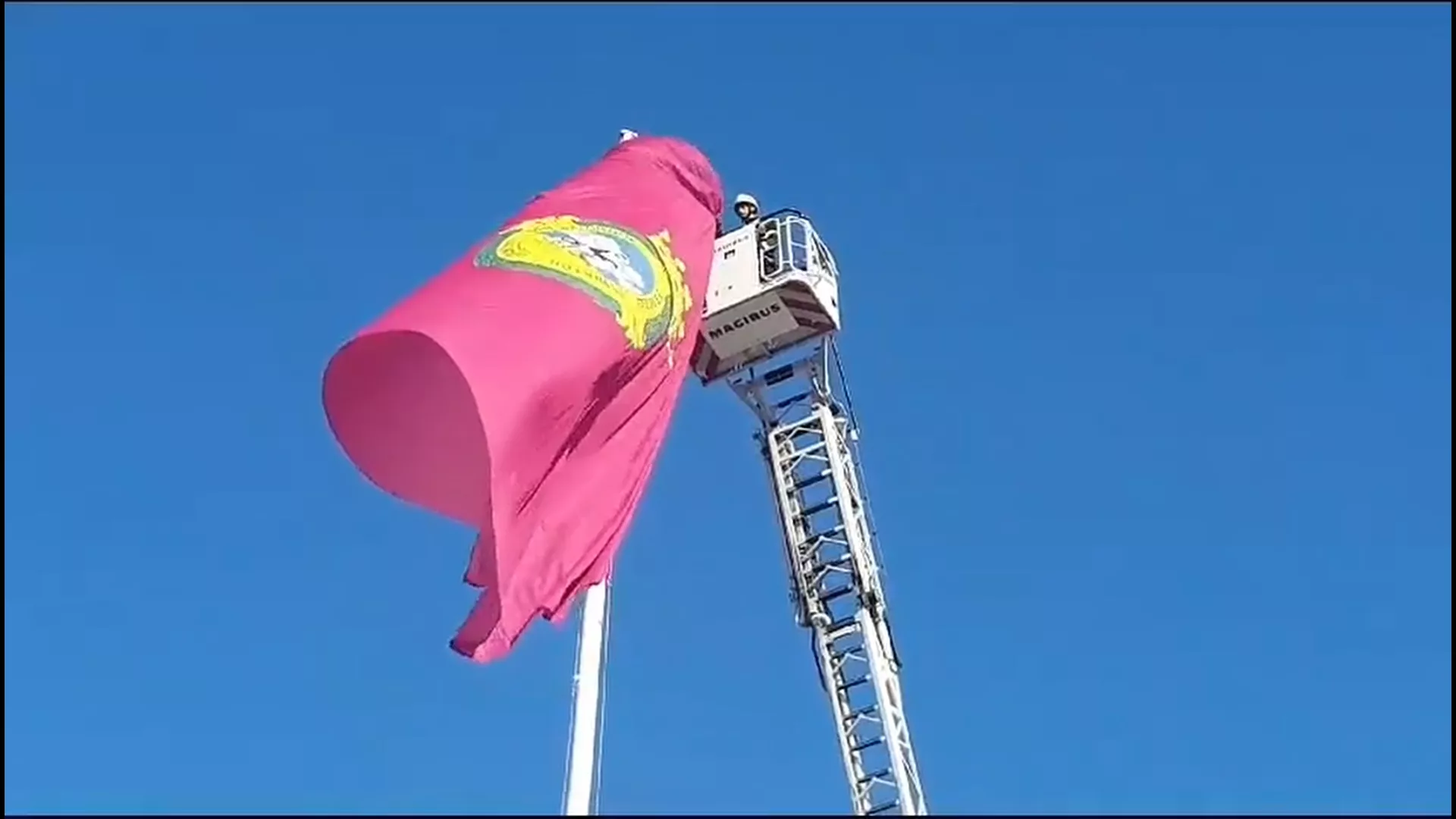 Los bomberos en el mástil de plaza de Sevilla 