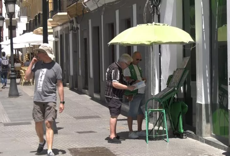 La segunda ola de calor del verano llega este domingo con temperaturas máximas de 33º C en Cádiz capital.