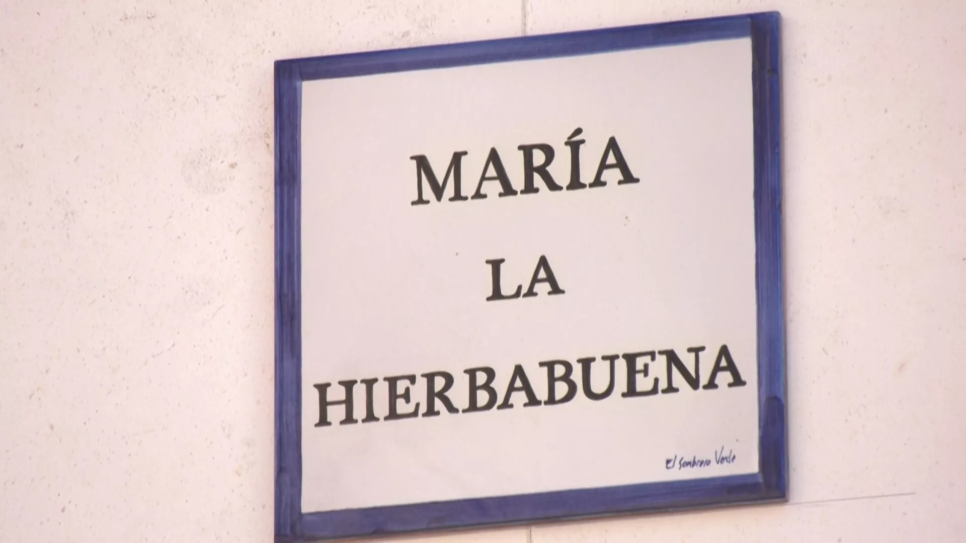 La placa con su nombre luce en la trasera del Gran Teatro Falla.