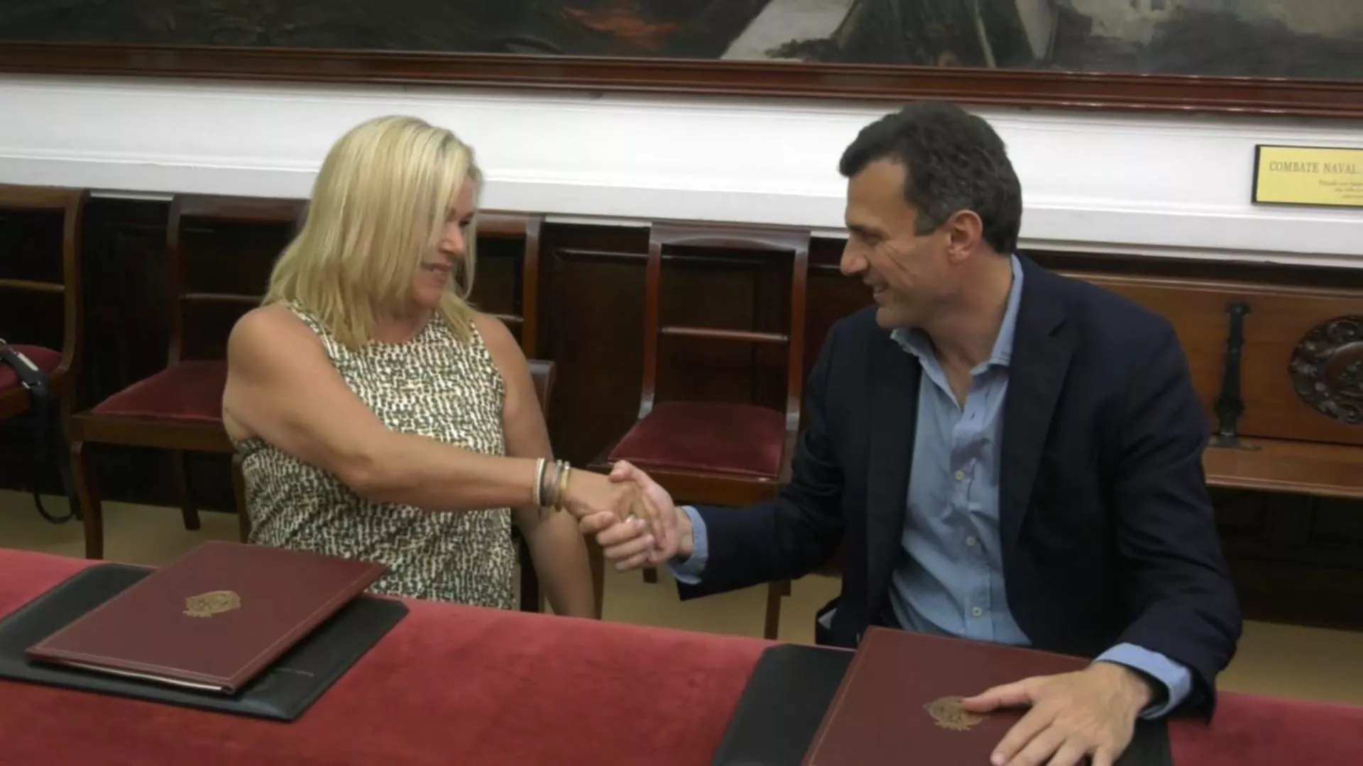 El alcalde de Cádiz y la presidenta de la Asociación de Comerciantes de Extramuros se estrechan la mano tras la firma del convenio