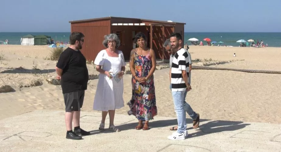 El portavoz de Adelante Izquierda Gaditana, David de la Cruz , junto a otros miembros de la formación 