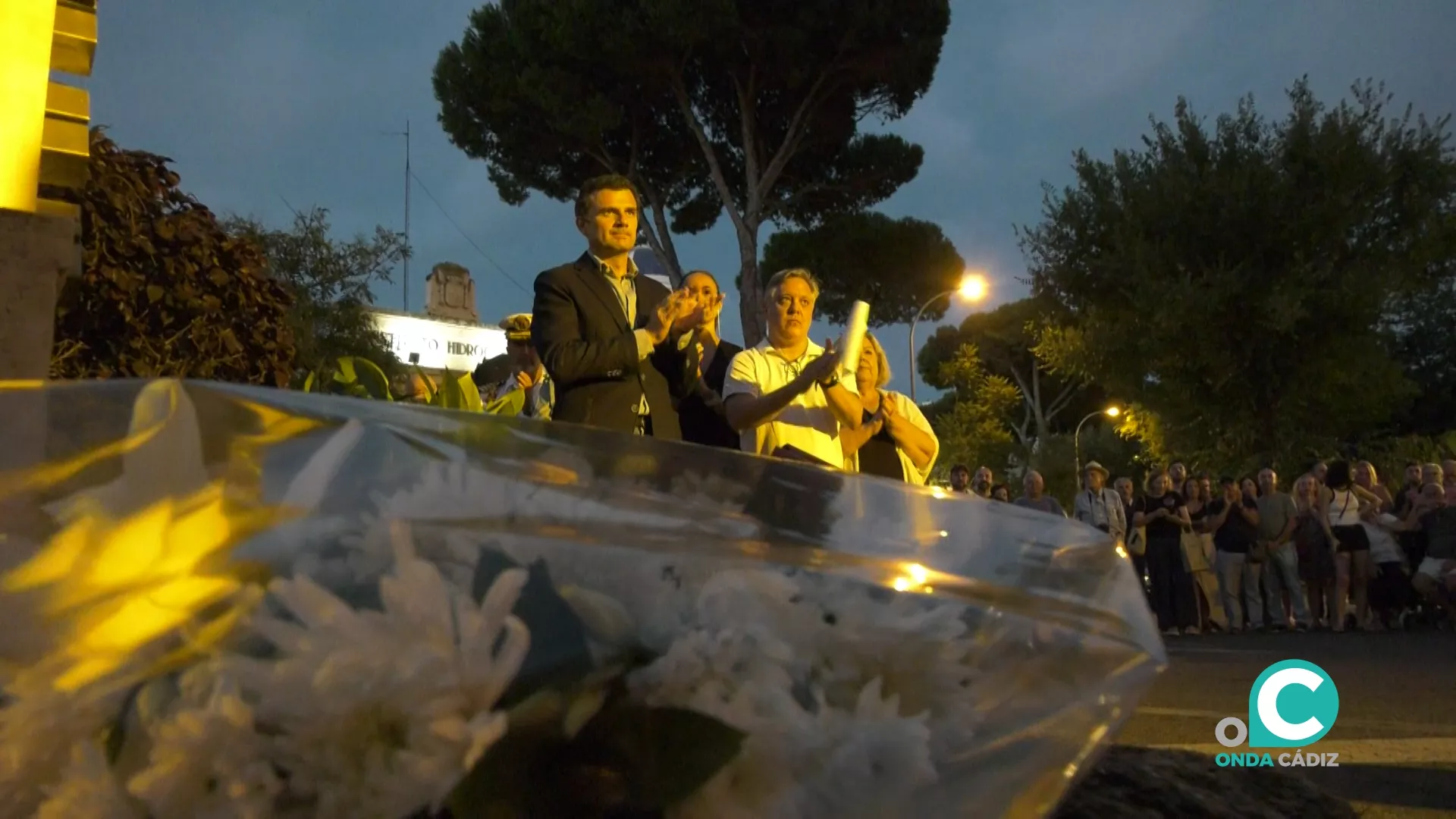 Imagen del alcalde de Cádiz, Bruno García, junto al portavoz del PSOE, Óscar Torres, duarnte la ofrenda floral 