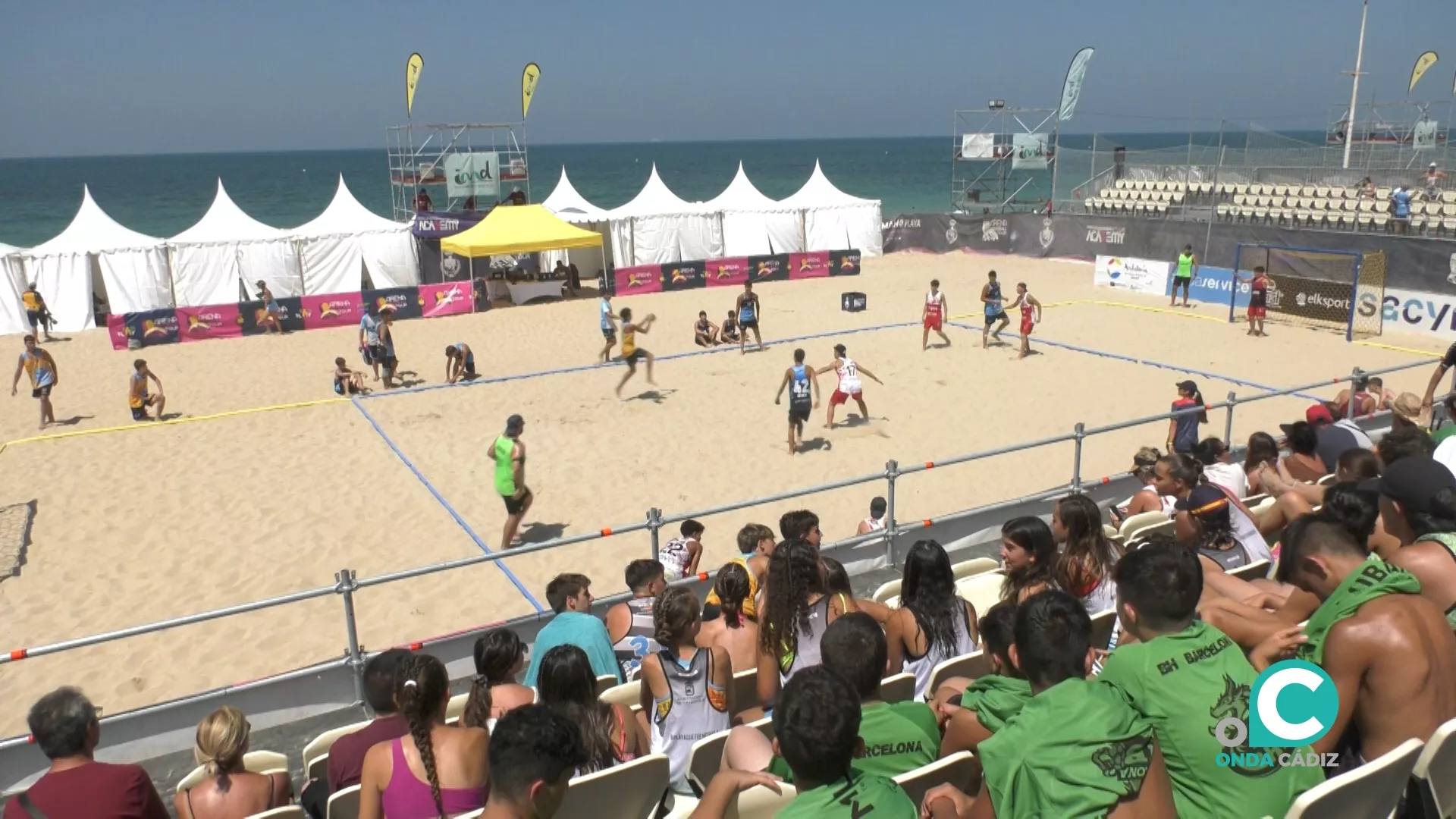 Imagen de un partido de balonmano playa en el Cádiz Arena 