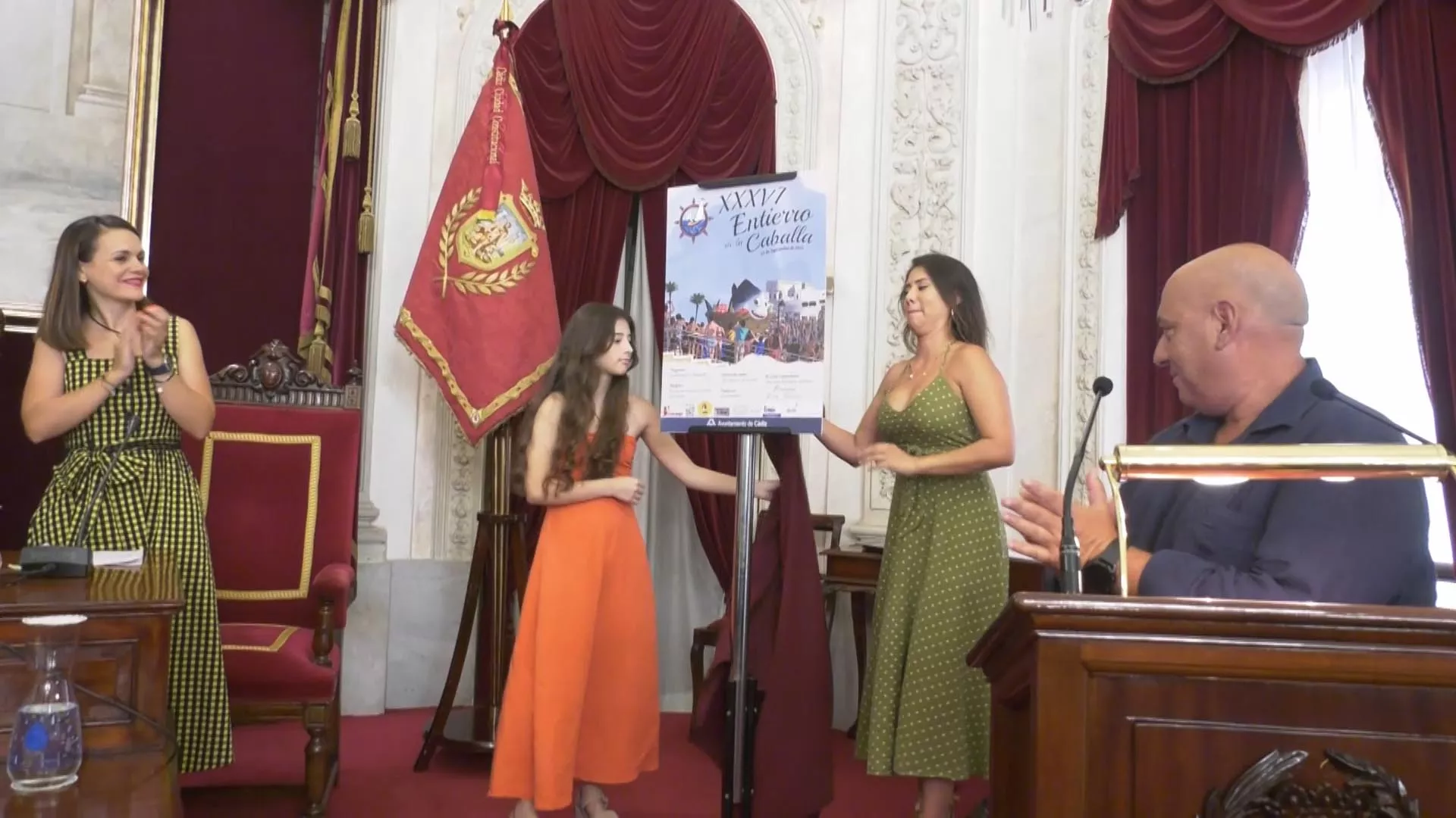 Las autoras del diseño, Eleanny Montes y Camila Espinoza, madre e hija, han sido las encargadas de descubrir el cartel anunciador del XXXVI entierro de la caballa