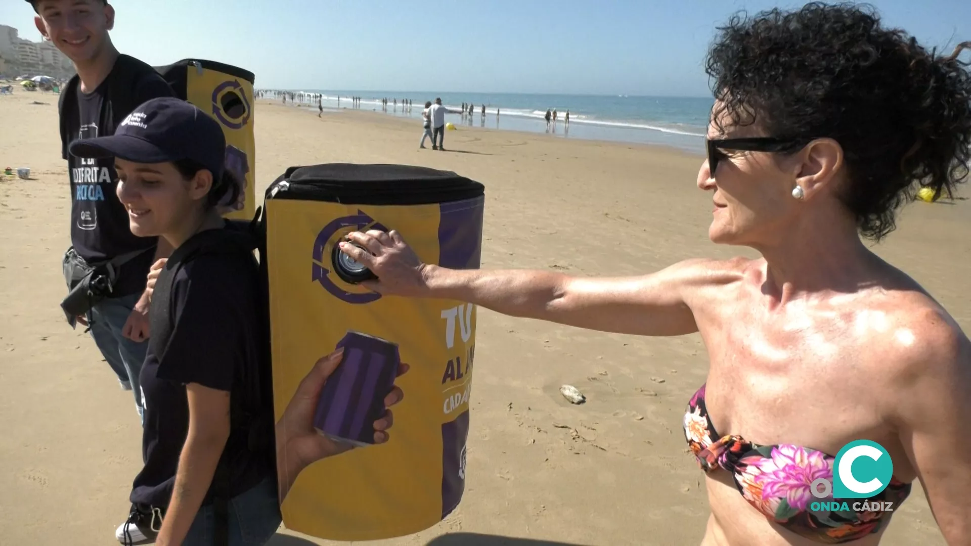 Una usuaria de la playa La Victoria reciclando esta mañana.