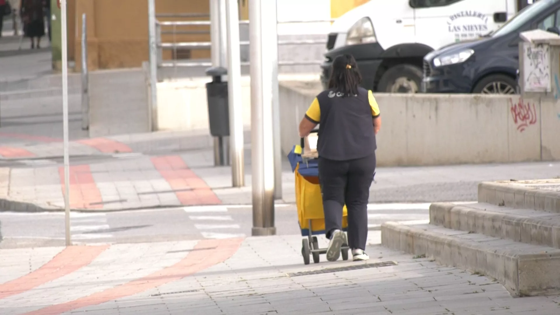 Una trabajadora de la empresa de Correos trabajando en Cádiz. Una trabajadora de la empresa de Correos trabajando en Cádiz.
