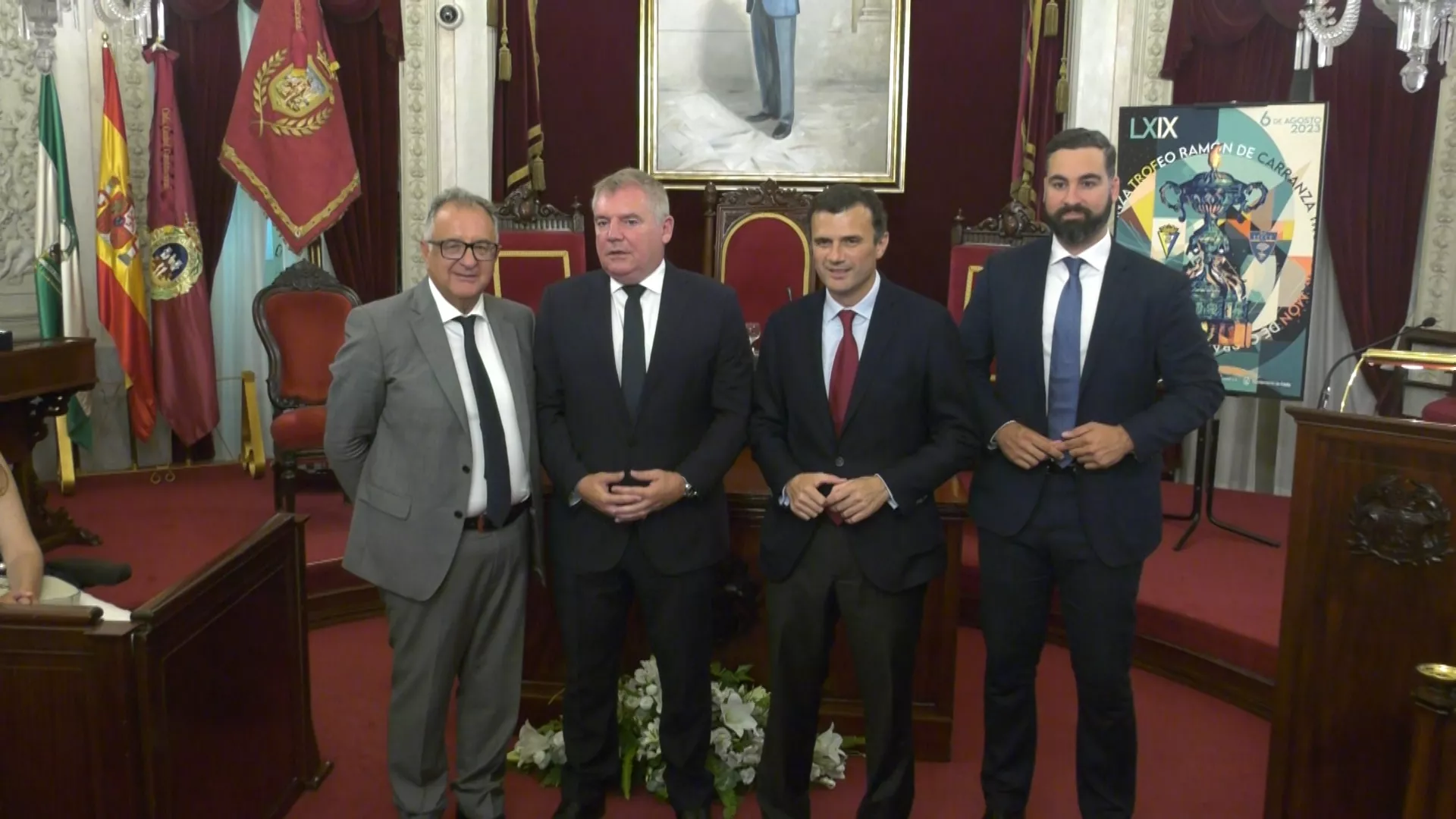 Foto de familia tras el pregón en el Salón de Plenos del Ayuntamiento de Cádiz.