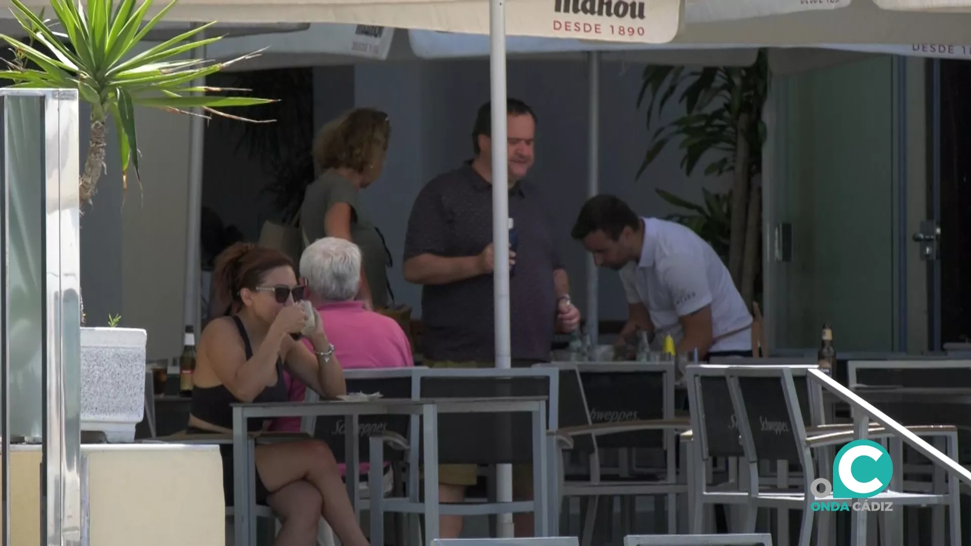 Turistas saliendo de un bar en la capital gaditana 