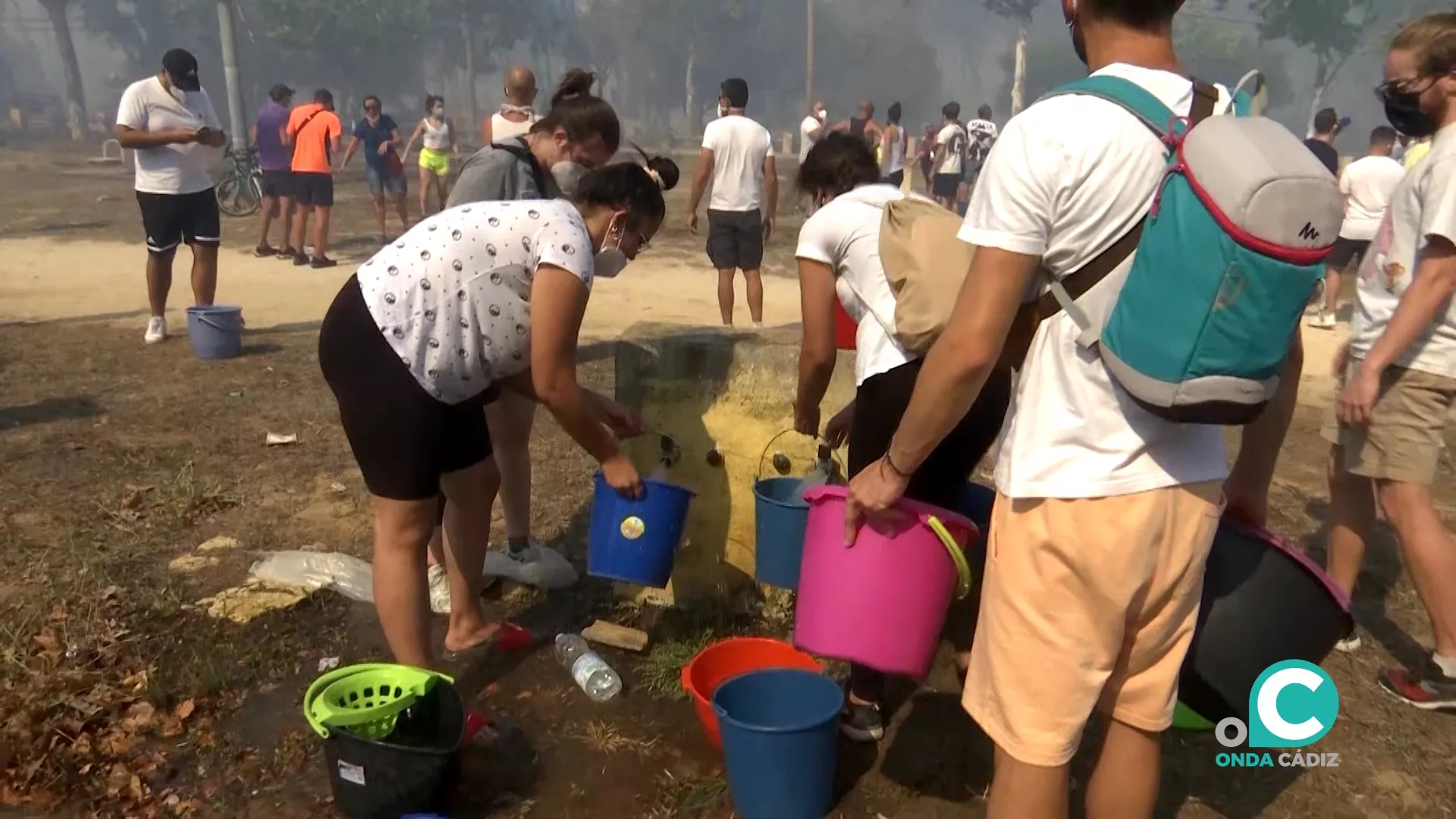 Imagen de los vecinos sofocando el incendio 