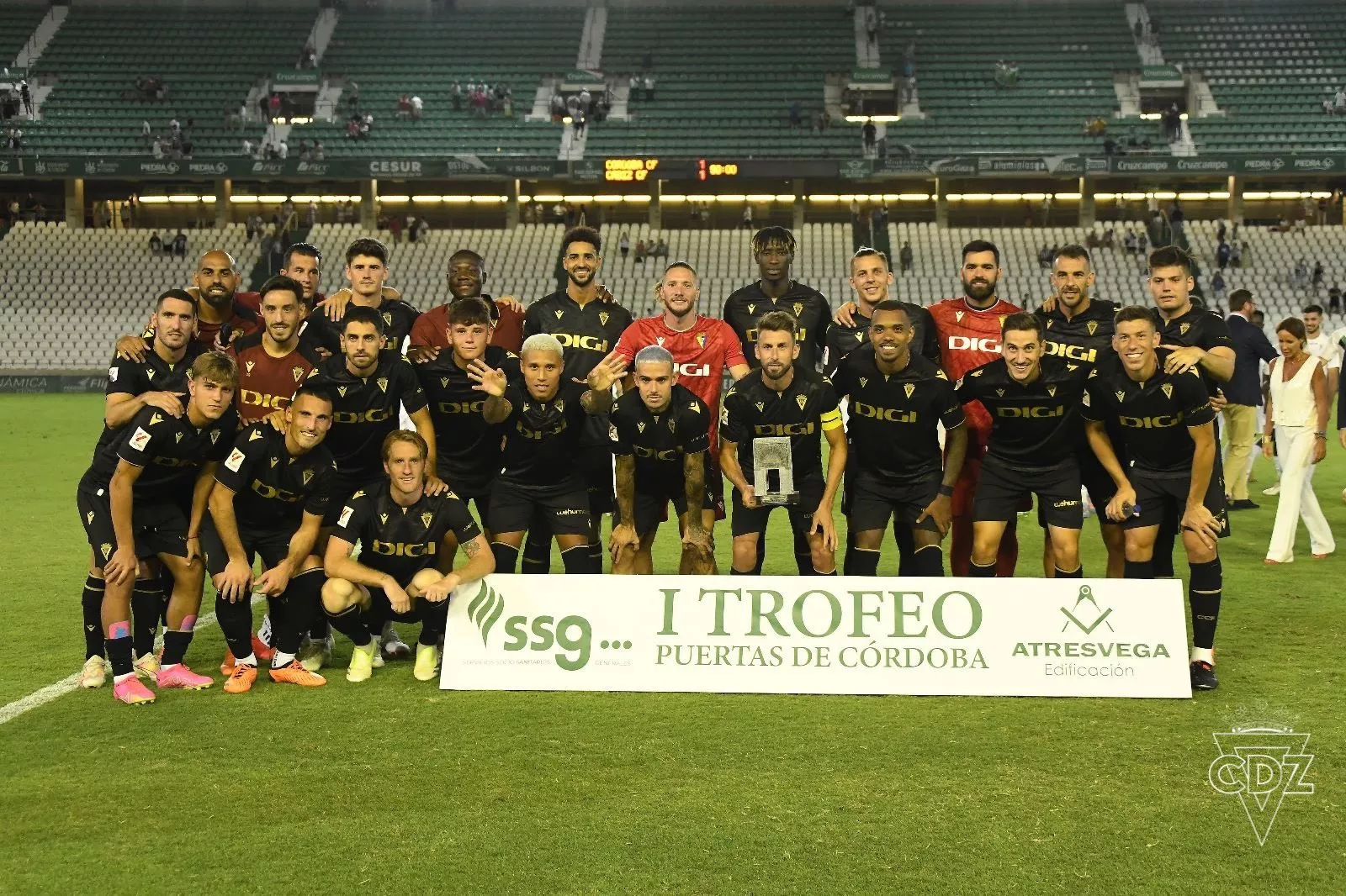 Los jugadores del Cádiz CF posan con el trofeo (Foto: CádizCF)