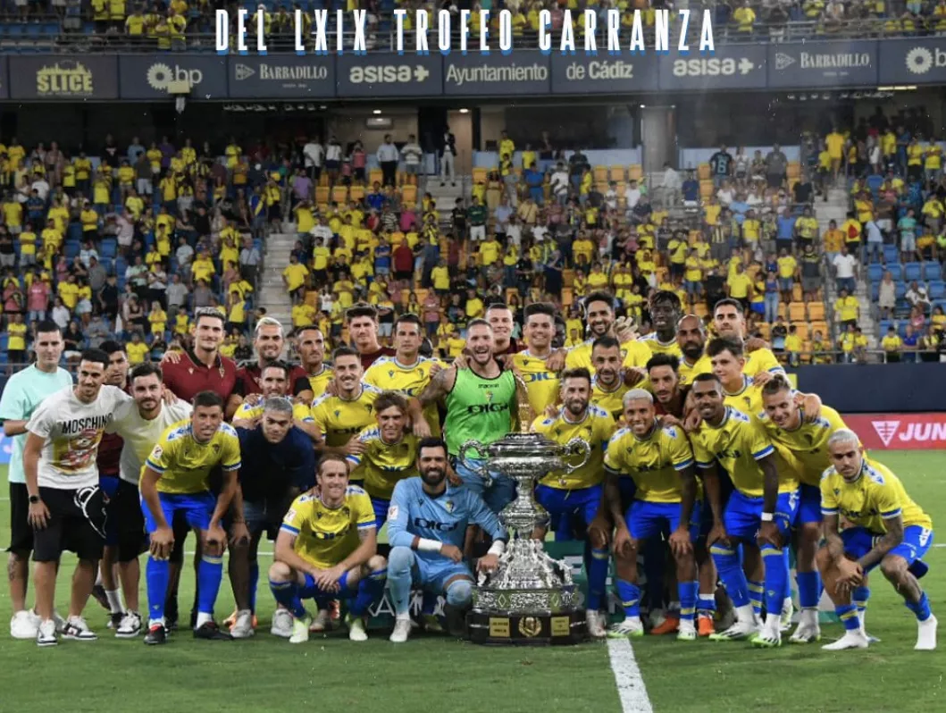 El Cádiz CF posa son su décimo Trofeo Carranza (Foto: CádizCF)