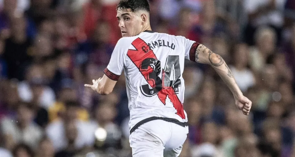 Sergio Camello la pasada temporada defendiendo la camiseta del Rayo Vallecano