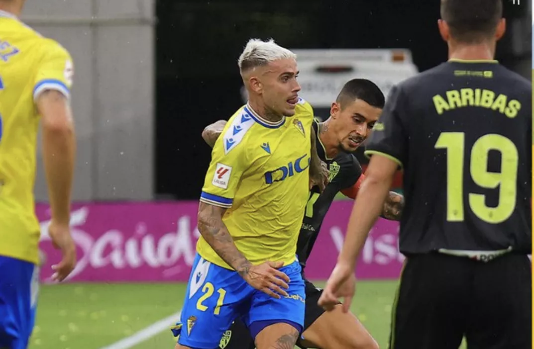 Roger Martí en una acción del partido (Foto: Cádiz CF)