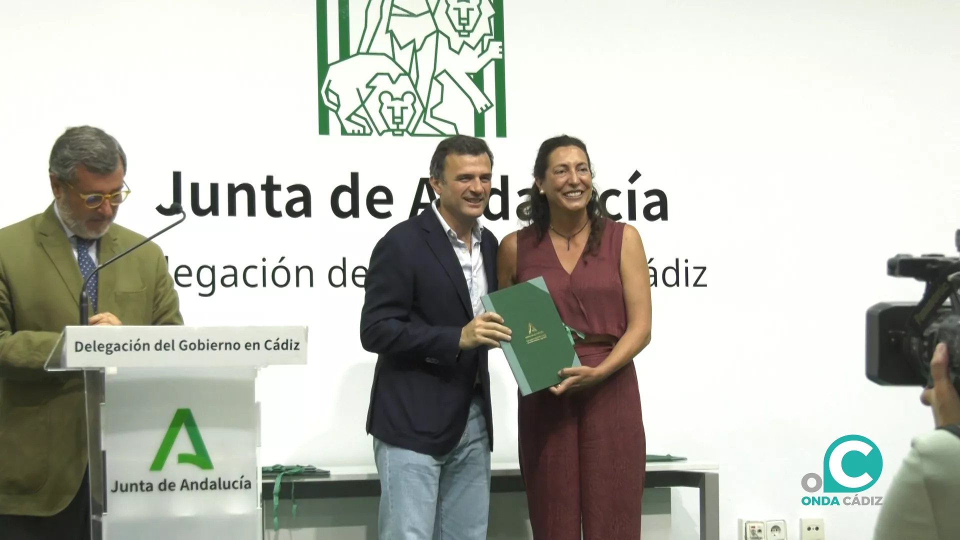 El alcalde de Cádiz recibe la subvención de manos de la Consejera