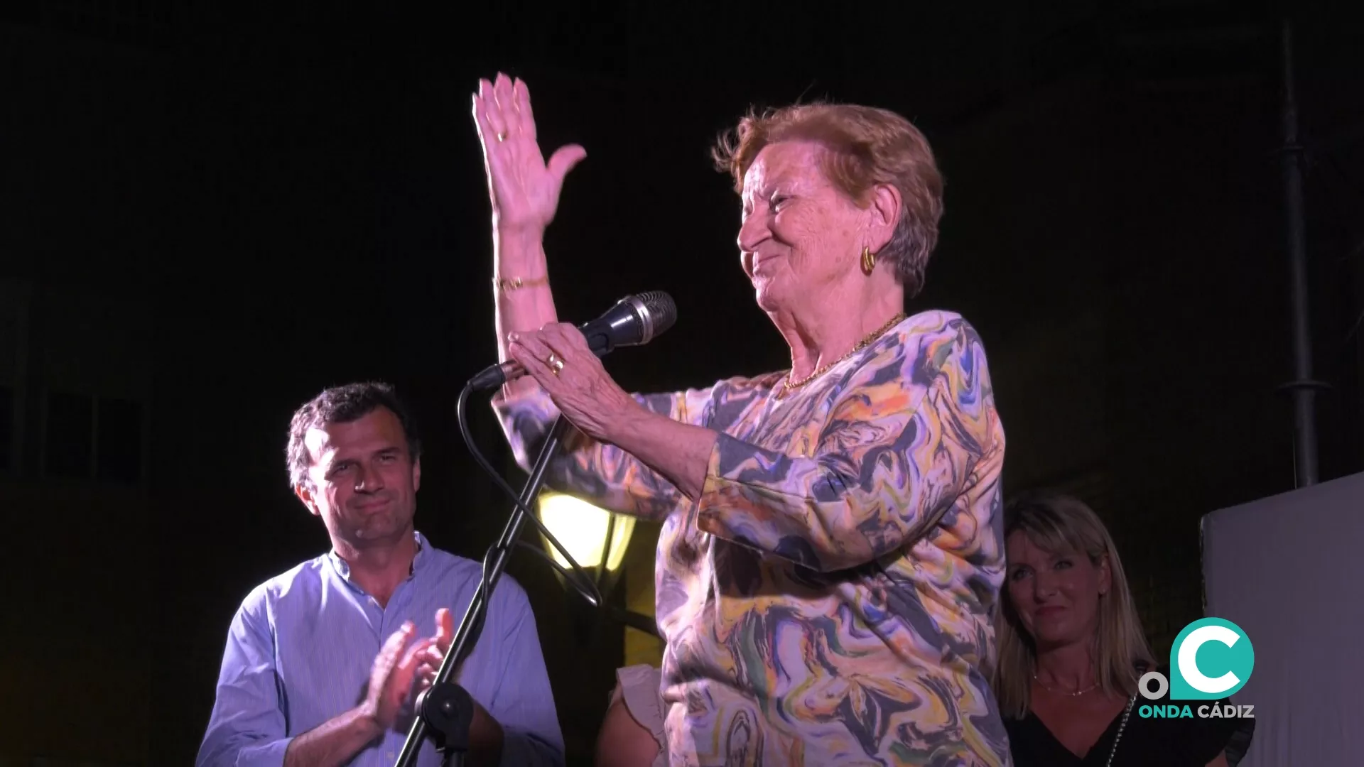 Luci Vera recogió una plaza conmemorativa de la mano del alcalde, Bruno García