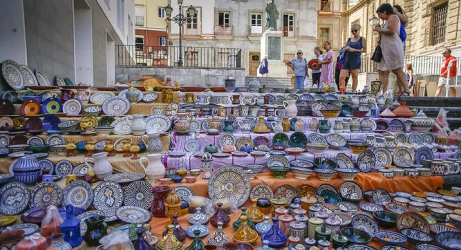 Uno de los puestos de cerámica instalado en la plaza de la Catedral.