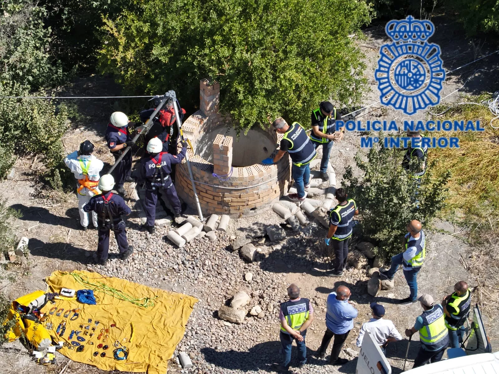 Efectivos de varias especialidades de la Policía Nacional proceden al rescate del cadáver localizado en un pozo agrícola de Jerez
