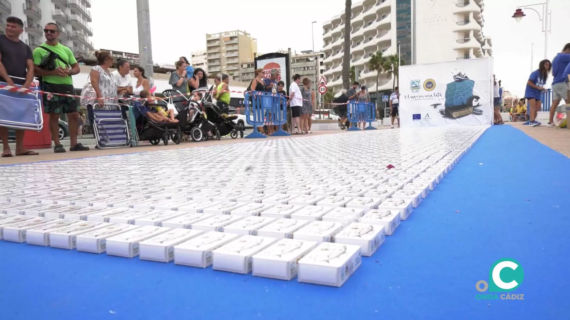 La campaña "El Mar en una lata" regaló en Cádiz 4000 latas de conservas de melva, caballa y melva canutera