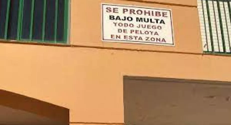 Cartel de prohibición de jugar a la pelota en una plaza de la ciudad