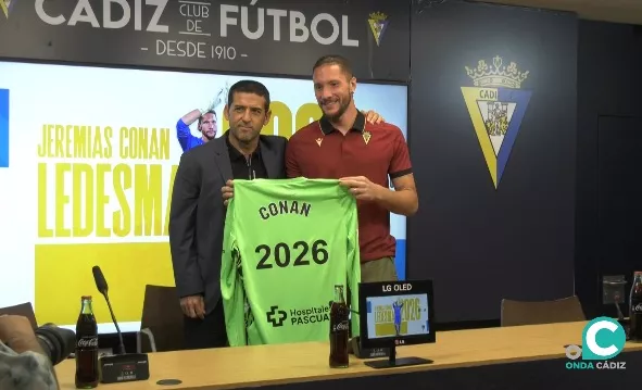 Conan Ledesma posa feliz tras su ampliación de contrato junto al Director Deportivo, Juanjo Lorenzo