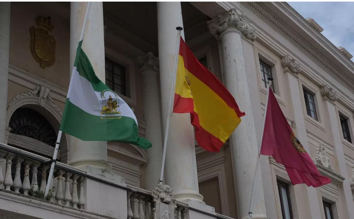 Banderas a media asta en el Ayuntamiento de Cádiz