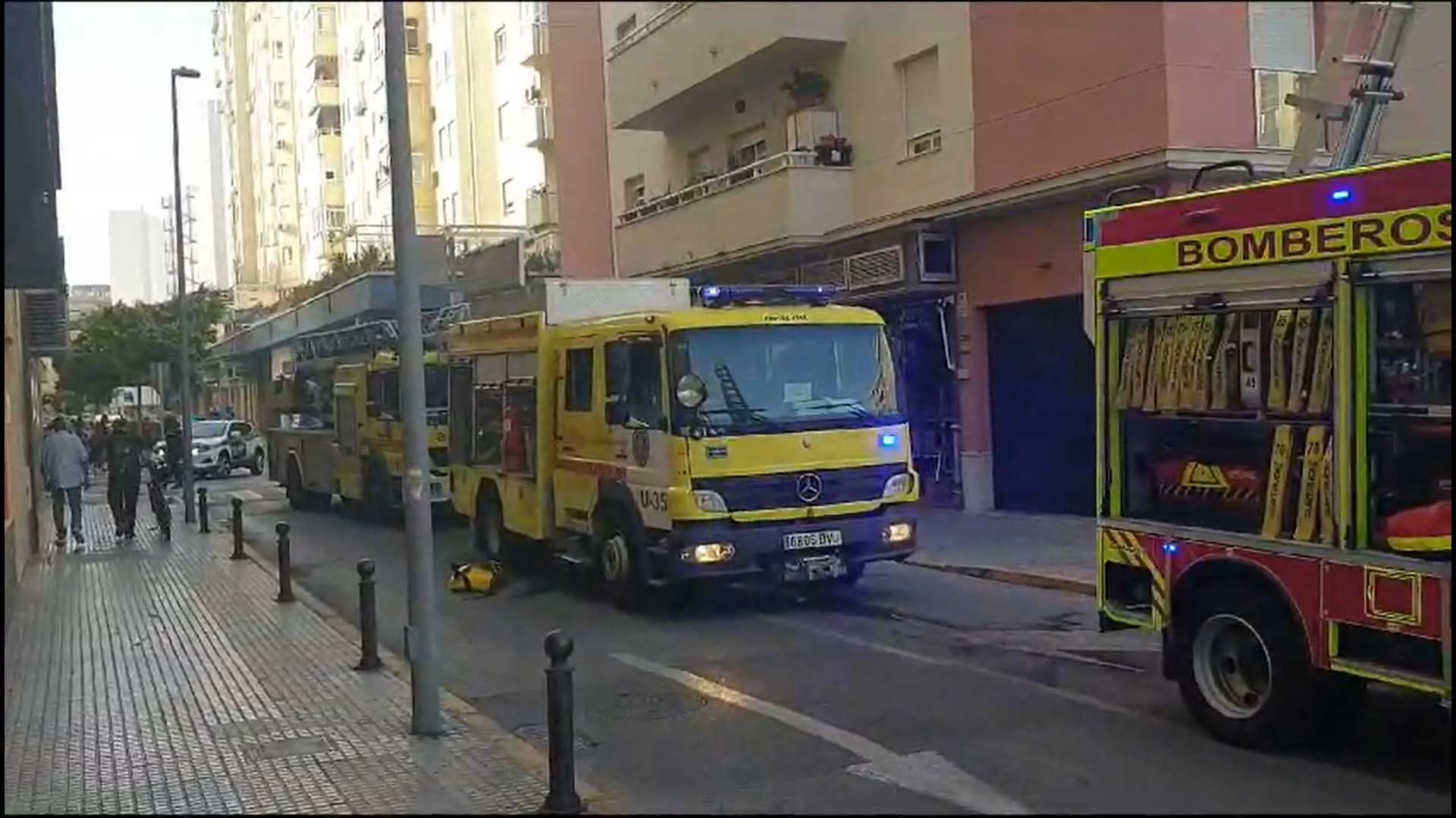 Tres camiones de bomberos han acudido a la alerta de posible incendio en la calle Brasil