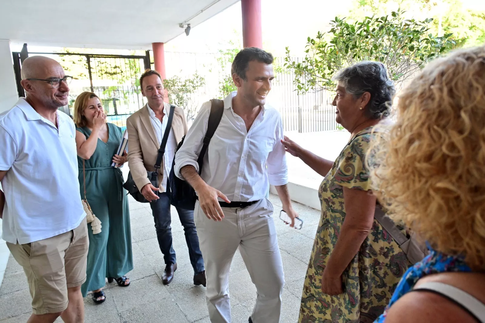 El alcalde de la ciudad durante el encuentro con los representantes de la asociación de vecinos de Puntales.