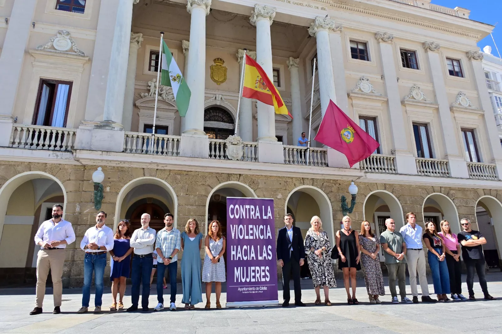 Imagen del minuto de silencio en el Ayuntamiento 