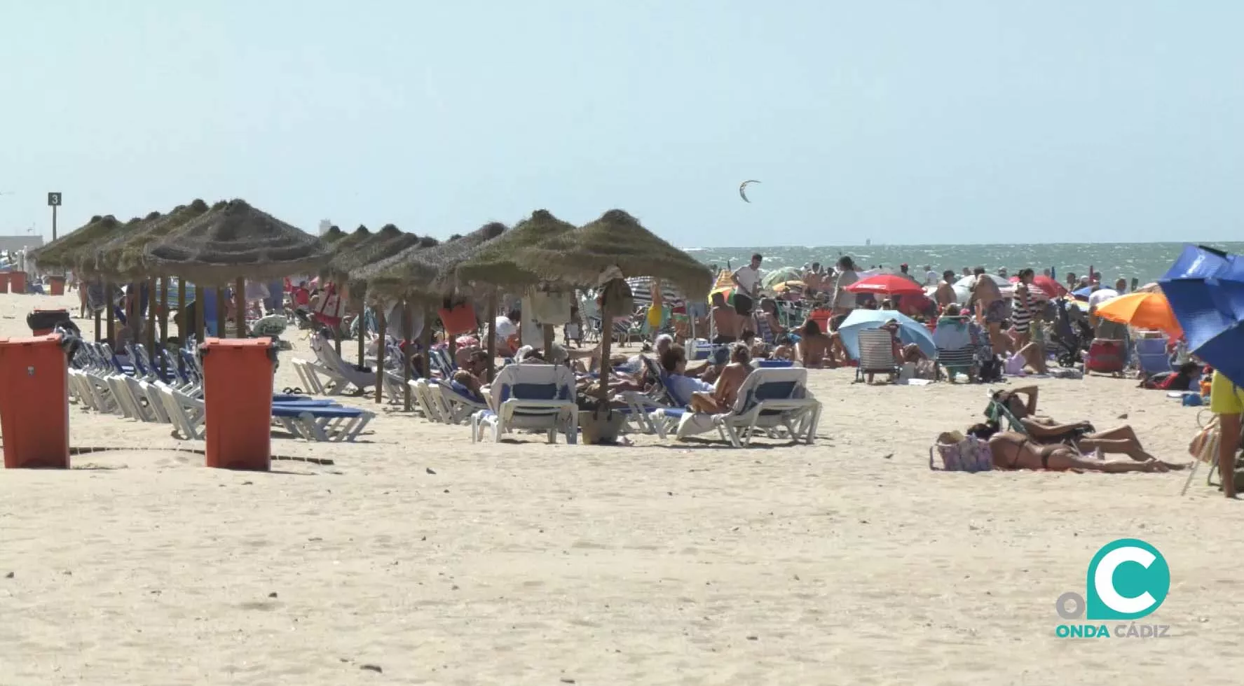 La playa Victoria ha mostrado un fenomenal ambiente en este último domingo de agosto