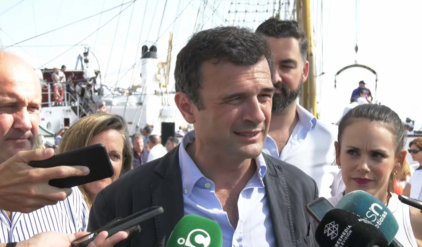 El alcalde Bruno García, junto a miembros de su equipo de Gobierno, durante la primera valoración de la Gran Regata ante la prensa en el mismo parque temático 