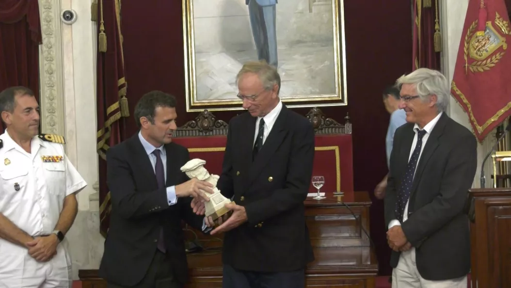 La organización de la regata recibe el premio Cádiz con Elcano.