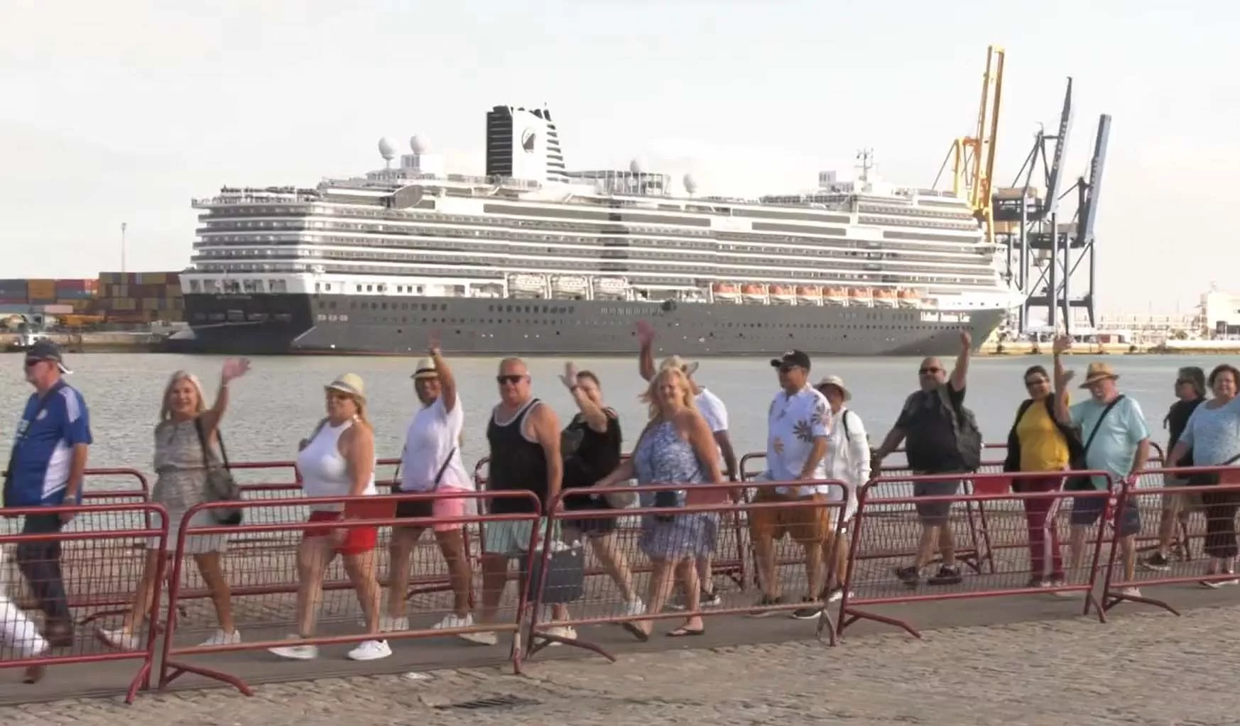 Un grupo de cruceristas saludan a su llegada al puerto de Cádiz