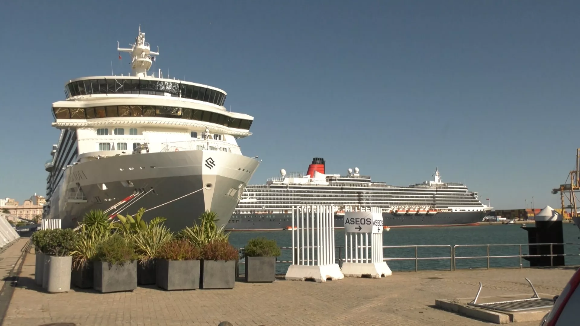 Más de cuatro mil personas en dos cruceros este miércoles en Cádiz 